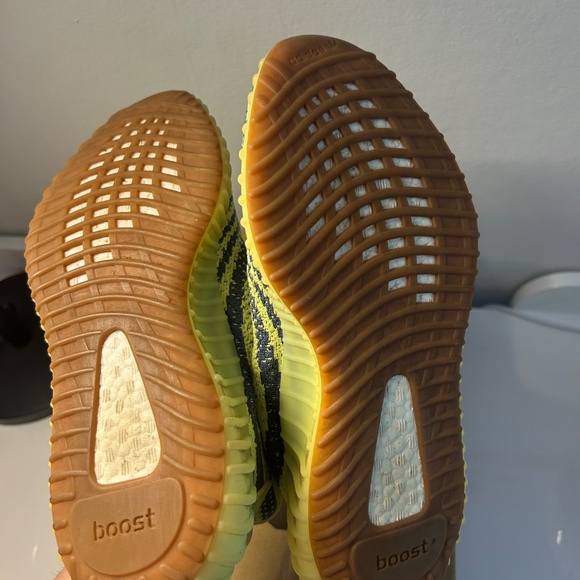Yeezy Boost 350 V2 โ Semi Frozen Yellow - Picture 8 of 8